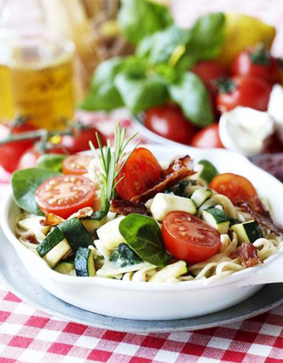 Pasta med bacon, courgetter og spinat