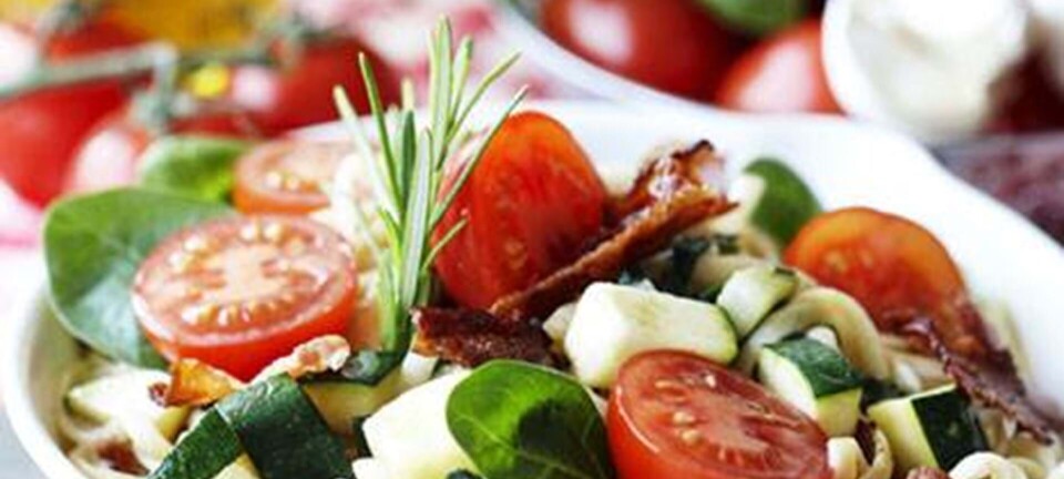 Pasta med bacon, courgetter og spinat