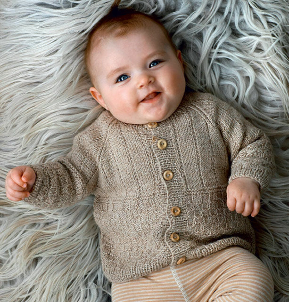 Strikket babyjakke