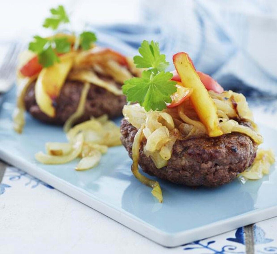 Hakkebøffer med bløde løg og æbler