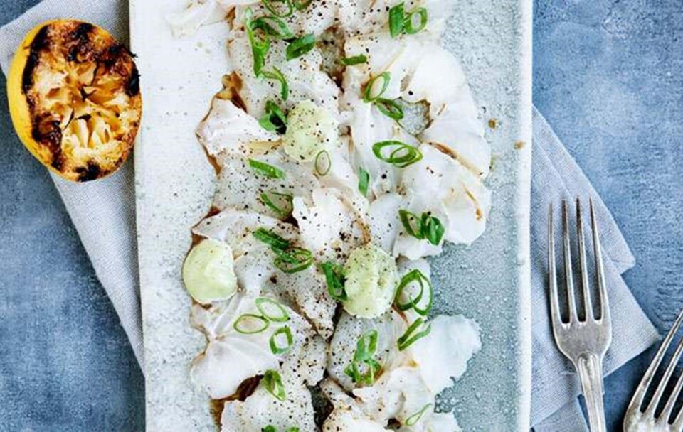 Rå torsk med grillet citron, brøndkarse og wasabimayo