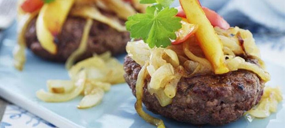 Hakkebøffer med bløde løg og æbler