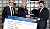 Neye-Fondens bestyrelsesformand Casper Moltke-Leth og CEO Camilla Raffnsøe overrækker professor Stephen Cohen den store donation på 10 mio. kr.