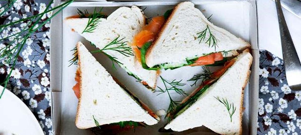 Sandwich med laks, agurk og wasabicreme