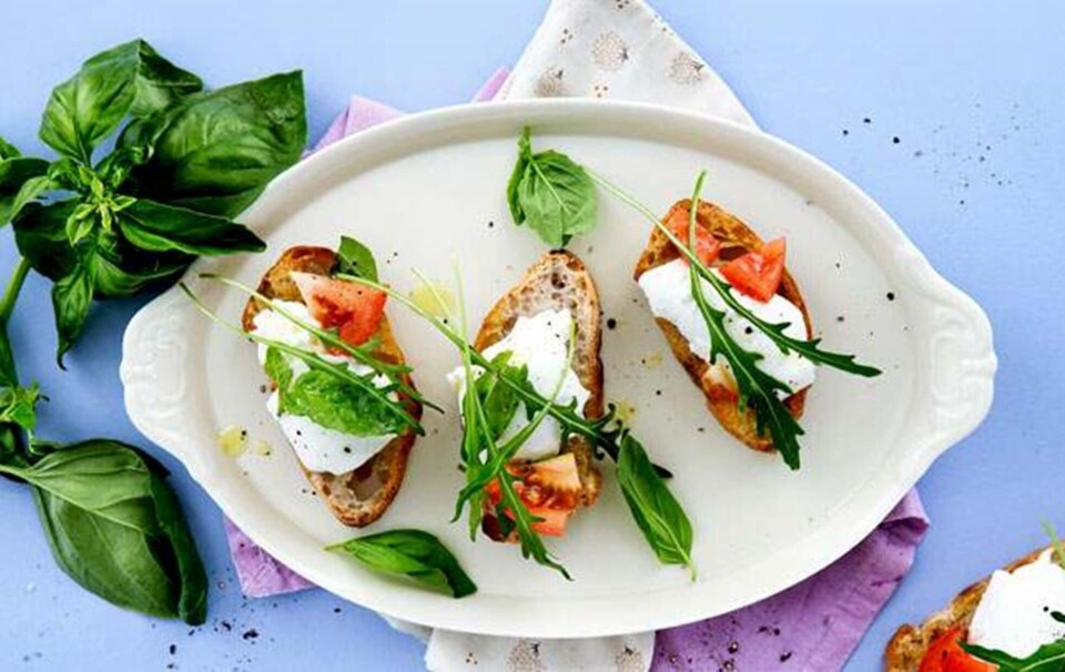 Hvidløgsbruschetta med bøffelmozzarella og rucola