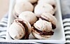 Macarons med fyld af mørk chokolade