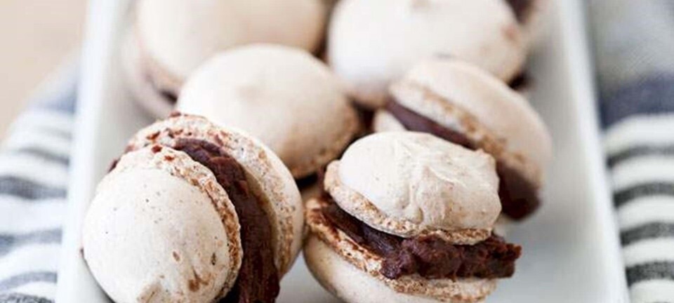 Macarons med fyld af mørk chokolade