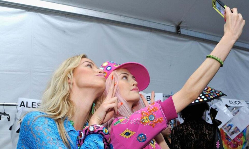 Piger der tager selfie
