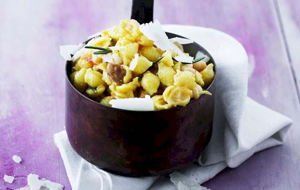 Opskrift på pastasalat med kikærter, chorizo og rosmarin