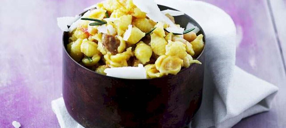 Pastasalat med kikærter, chorizo og rosmarin