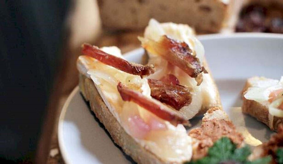 Opskrift på brie med løgmarmelade og dadler