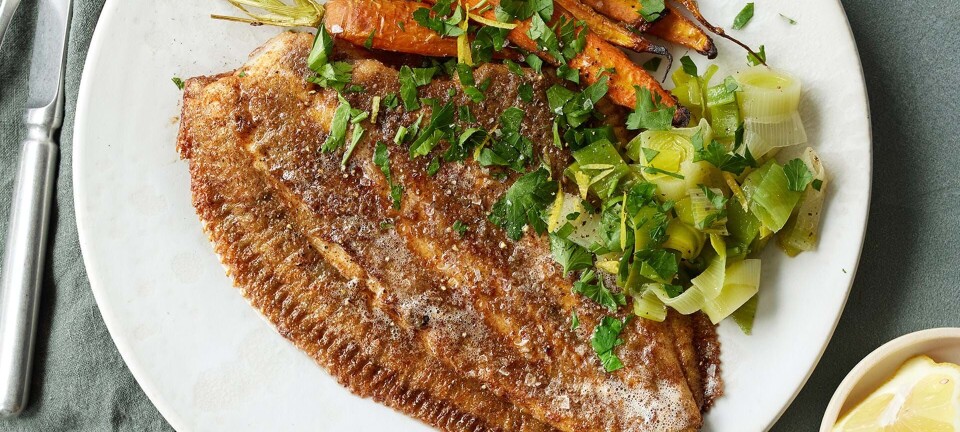 Paneret hel rødspætte med ristede gulerødder og citronmarinerede porrer
