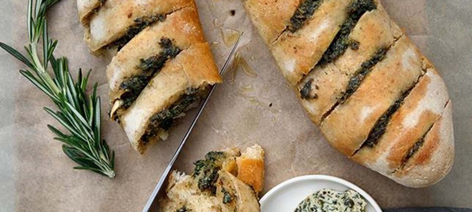 Hjemmelavede hvidløgsflutes med krydderurter