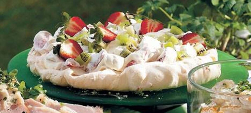 Pavlova med friske jordbær og kiwi
