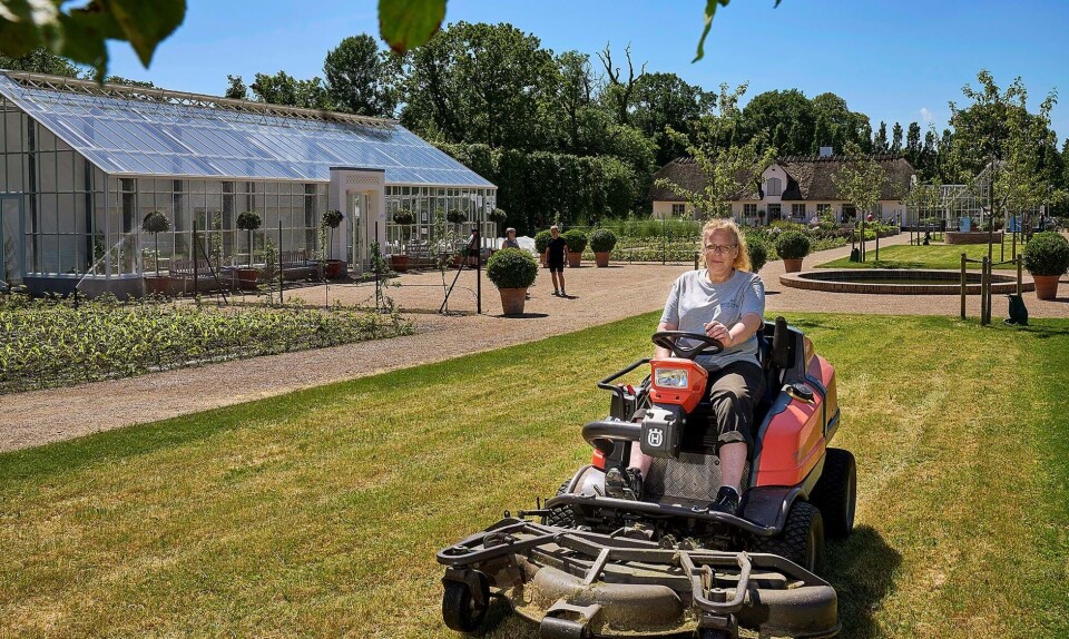 Heidi Valentin passer køkkenhaven på Gråsten Slot