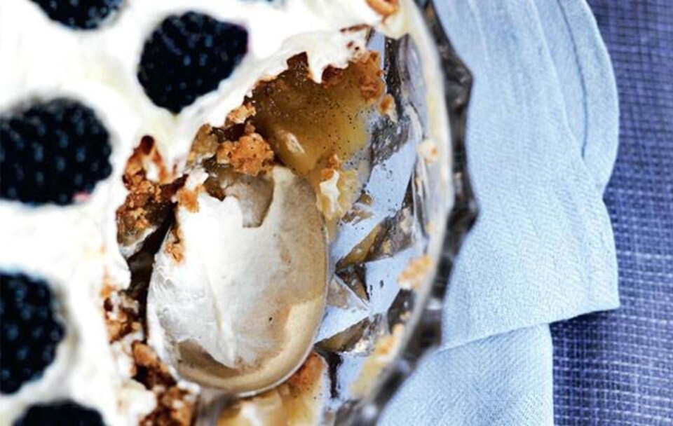 Sæsonens bedste dessert: Æblekage med brombær