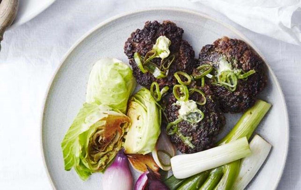 Hakkebøffer med kryddersmør, stegt kål og dampede grøntsager