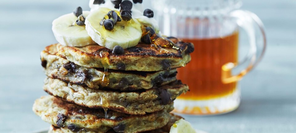 Lækre chocolate chip-pandekager med banan og flødeskum