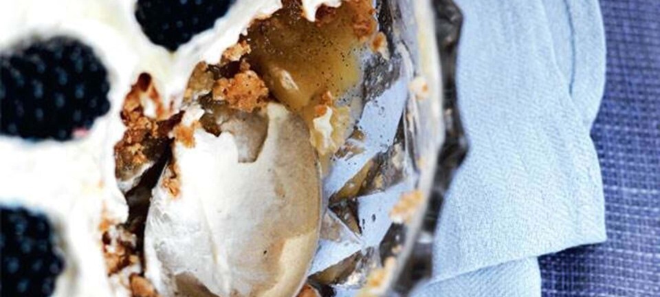 Sæsonens bedste dessert: Æblekage med brombær