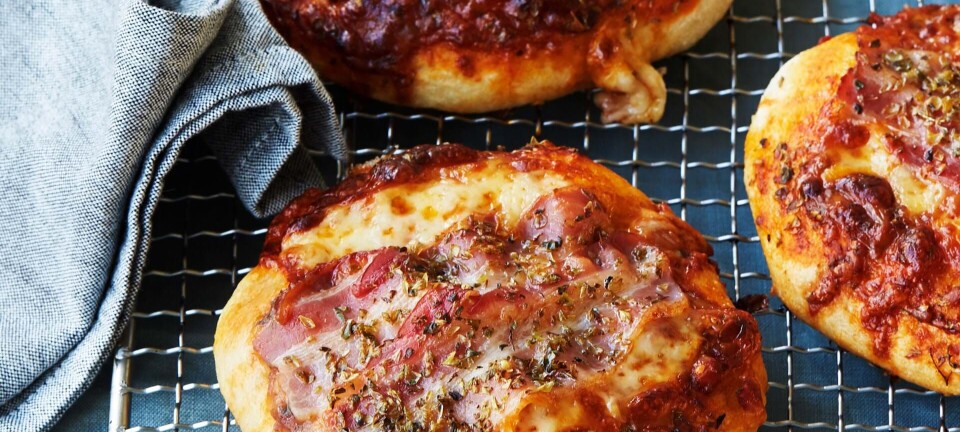 Minipizzaer med bacon og frisk mozzarella