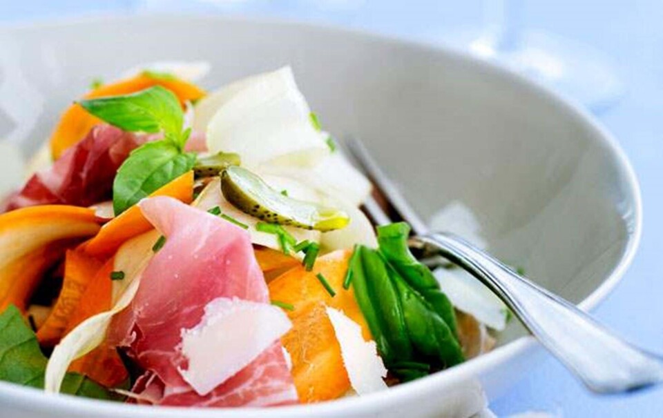 Skinke med parmesan og sprød rodfrugtsalat