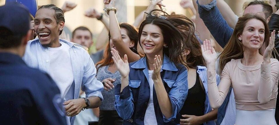 Internettet gør tykt grin med Kendall Jenner i Pepsi-reklame
