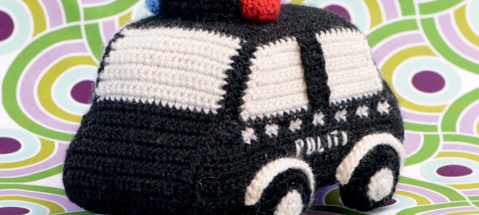 Hæklet politibil med bløde linjer