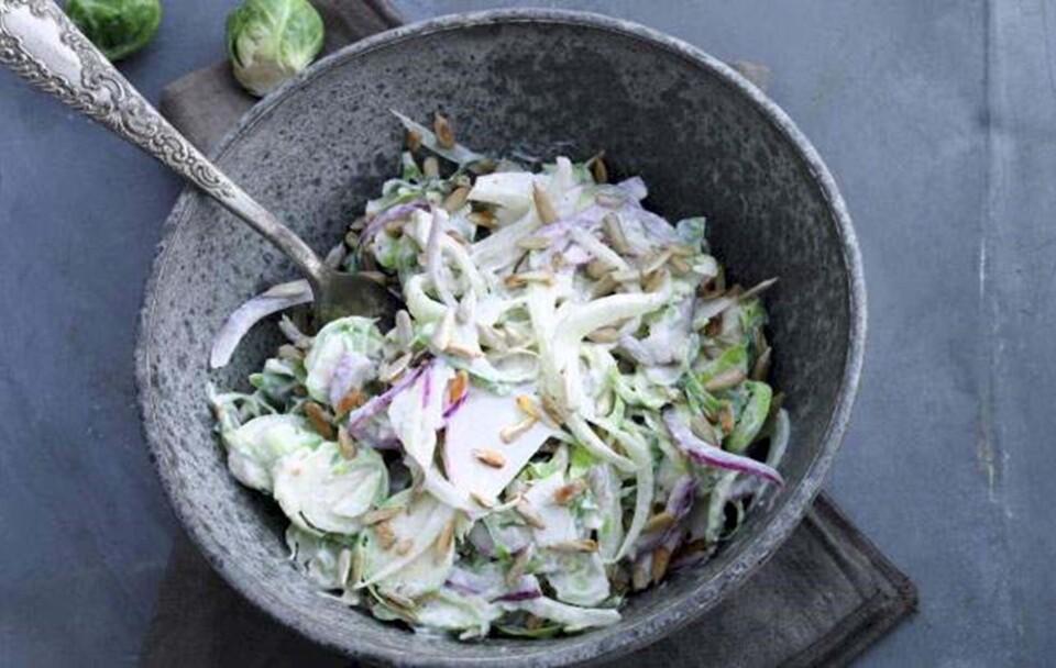 Rosenkål og fennikel-slaw med æble og cremefraiche-dressing