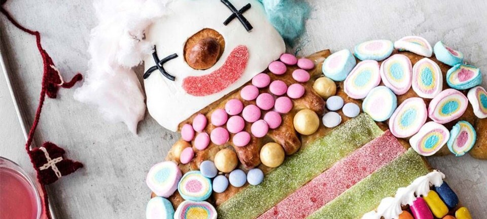 Kagemand: Bag en kageklovn