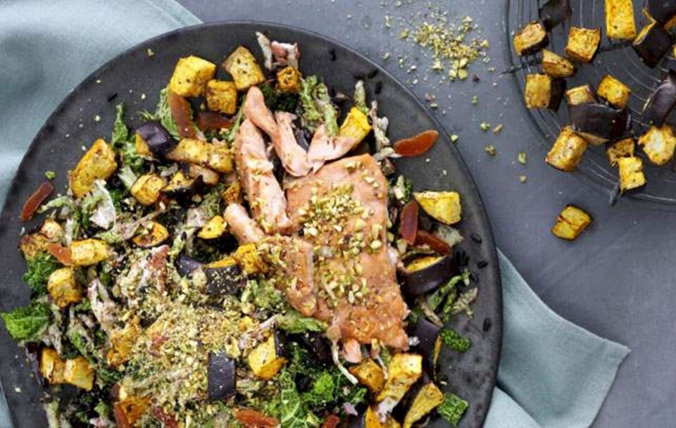 Overdådig kålsalat med sorte ris og laks