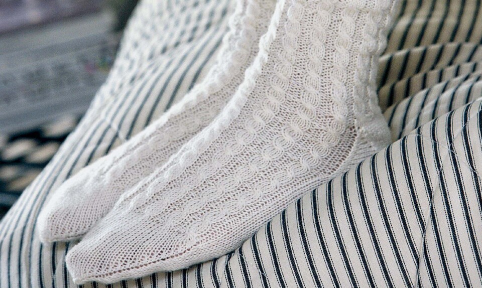 Strik selv: Varme natsokker med snoninger