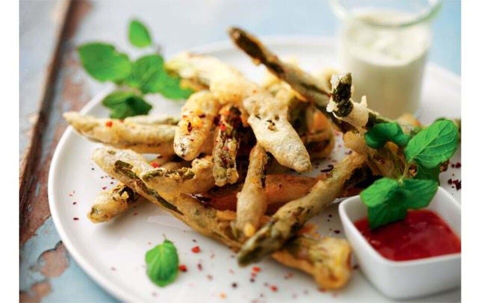 Asparges svøbt i tempuradej