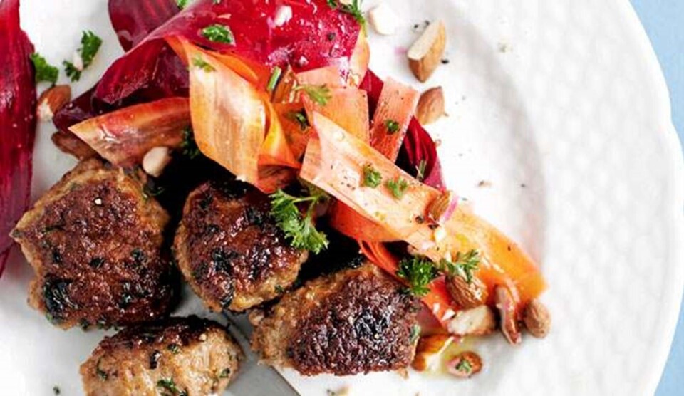 Opskrift på lammefrikadeller med harissa og sprød salat