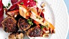Lammefrikadeller med harissa og sprød salat