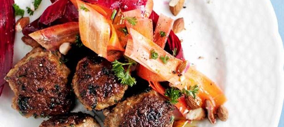 Lammefrikadeller med harissa og sprød salat