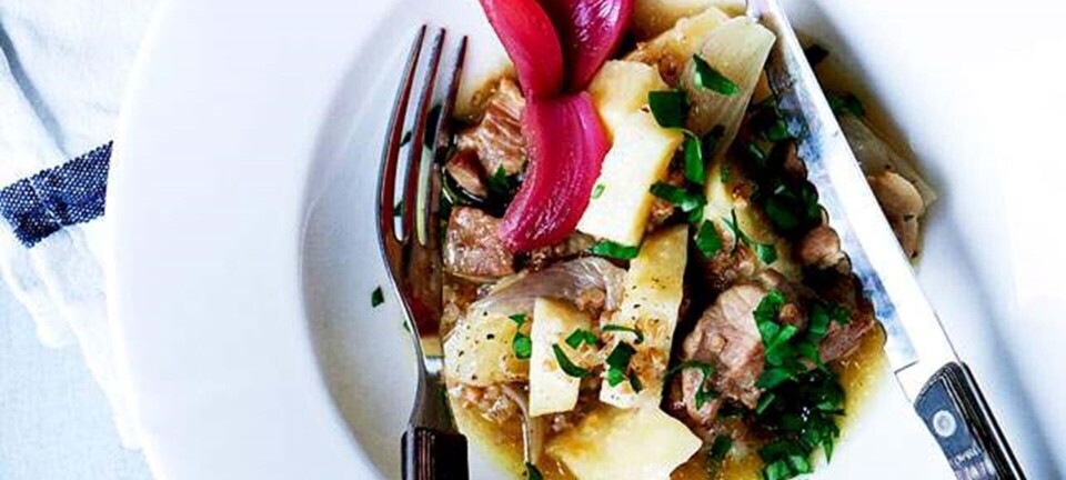 Svinenakke i bouillon med syltede rødløg