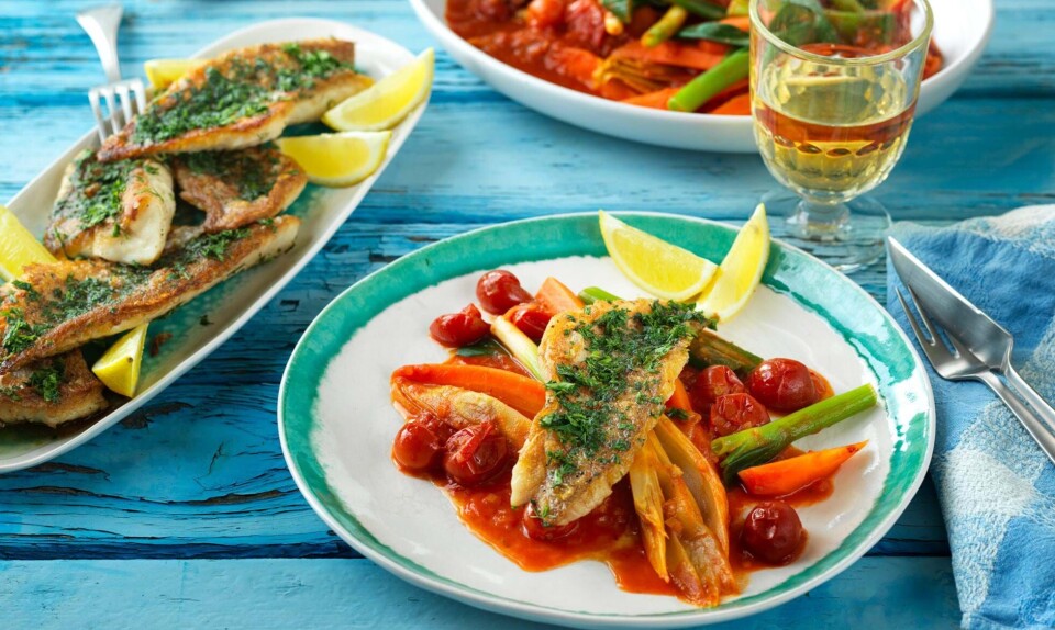 Stegt fisk med tomatbraiserede grøntsager
