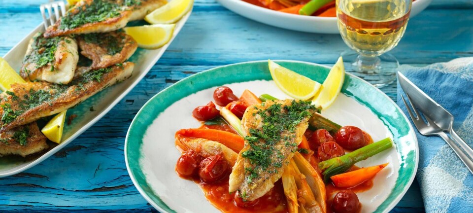 Stegt fisk med tomatbraiserede grøntsager