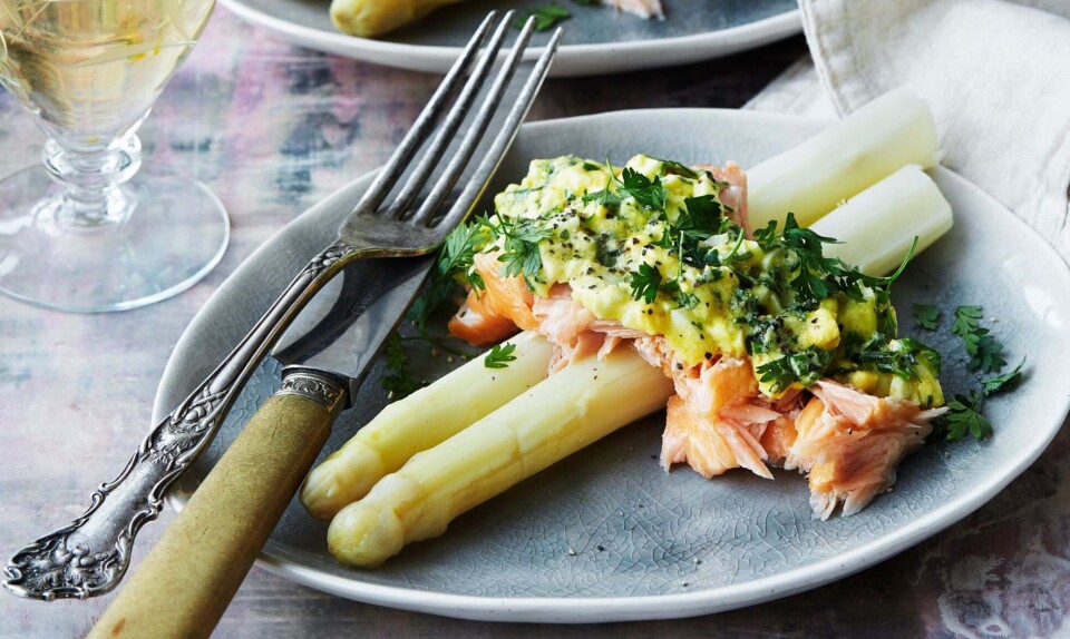 Hvide asparges med varmrøget laks og ægge-vinaigrette