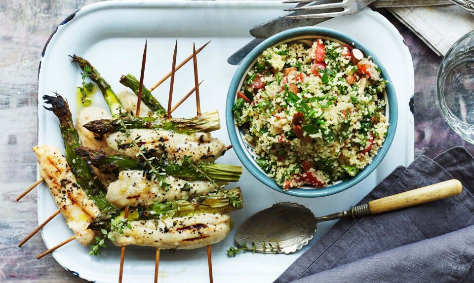 Asparges- og kyllingespyd med frisk couscous salat