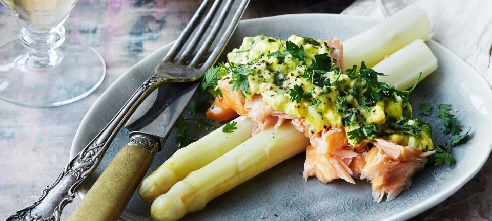 Hvide asparges med varmrøget laks og ægge-vinaigrette