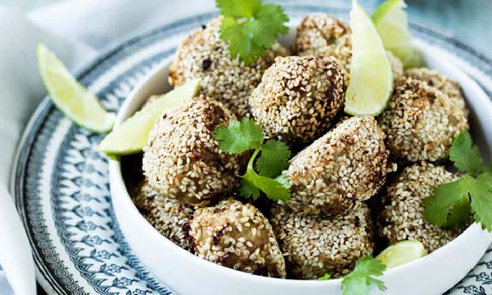 Nemme mini-kyllingefrikadeller med sesamfrø
