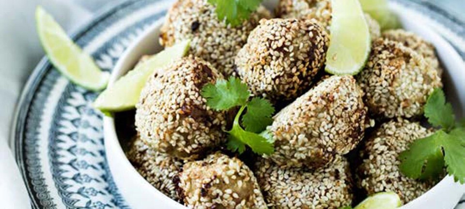 Nemme mini-kyllingefrikadeller med sesamfrø
