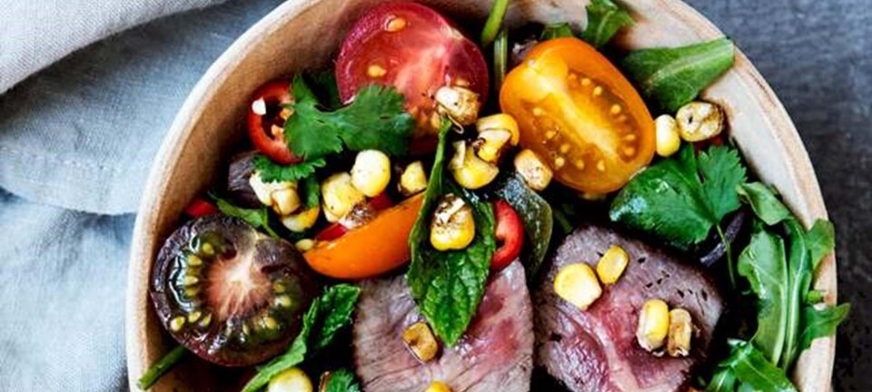 Tomatsalat med oksekød, chili og majs