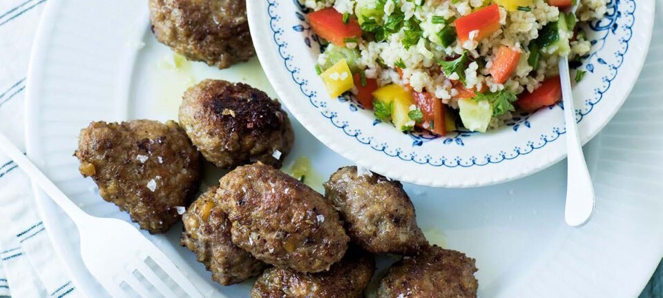 Krydrede okse- og kikærtedeller med bulgursalat