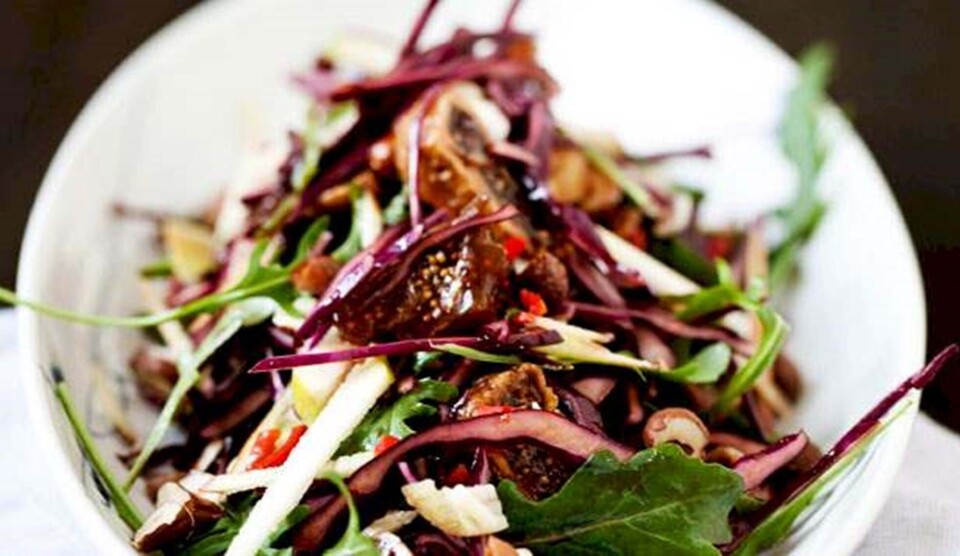 Sprød rødkålssalat med nødder, figner og chili