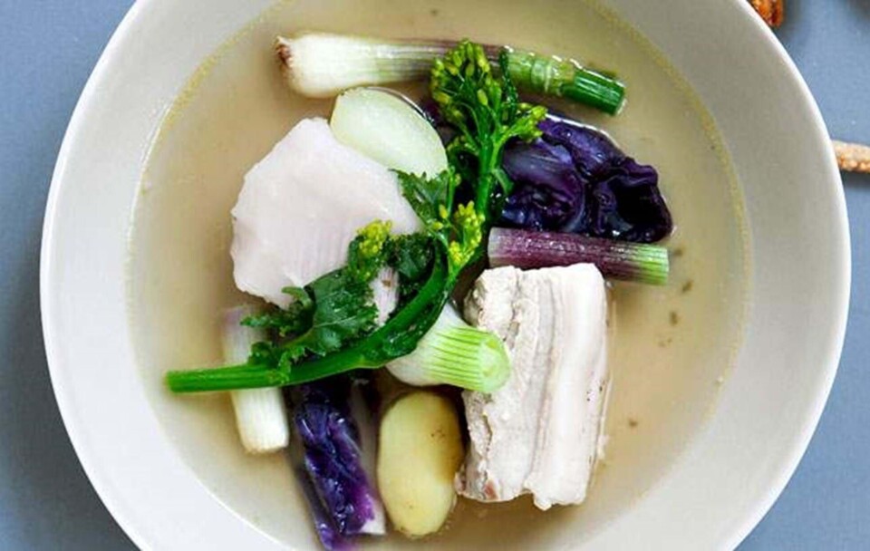 Opskrift på suppe med svinebryst, nye kartofler og forårskål