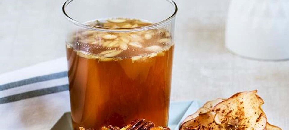 Skøn gylden gløgg med hyldeblomst & hvidvin