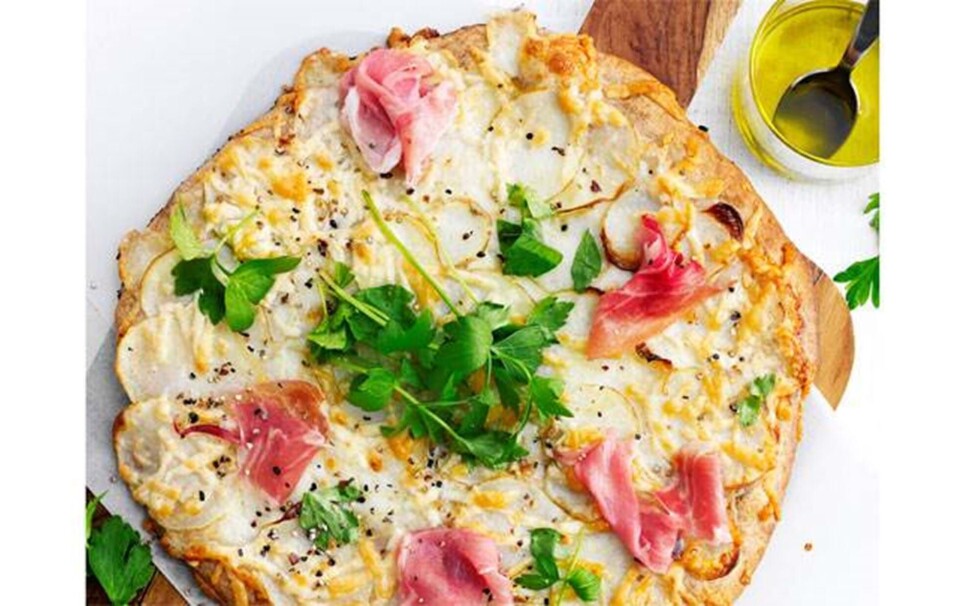 Sommermad: Rugpizza med nye kartofler, løvstikke og parma
