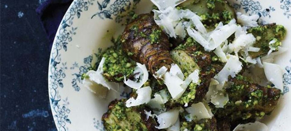 Bagt jordskokkesalat med spinat-valnødde-pesto